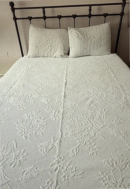 White Matelasse Bedspread 80x90 Floral Textured Luxury Cottage Chic Full/Queen